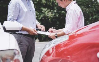 Oświadczenie sprawcy kolizji. Jak je spisać? Co powinno się w nim znaleźć?